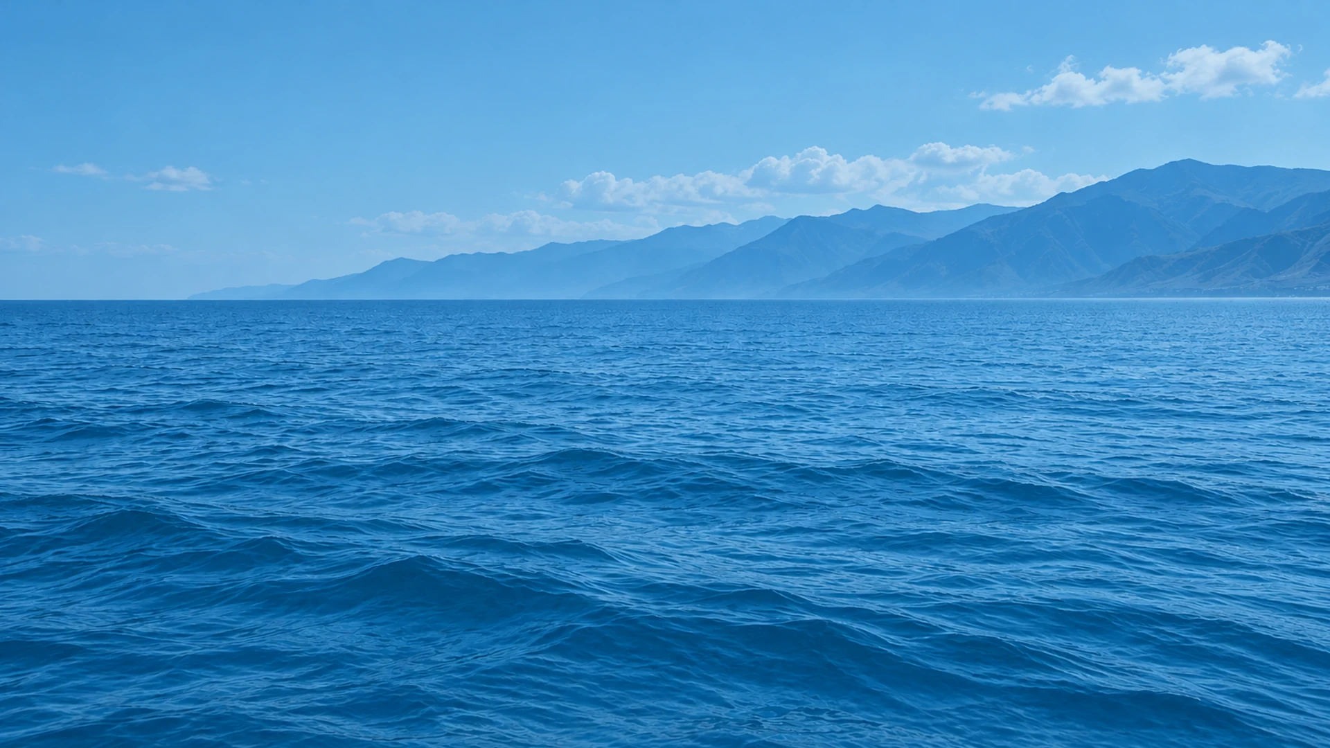 Спокойное Каспийское море в синих тонах и предгорья Дагестана